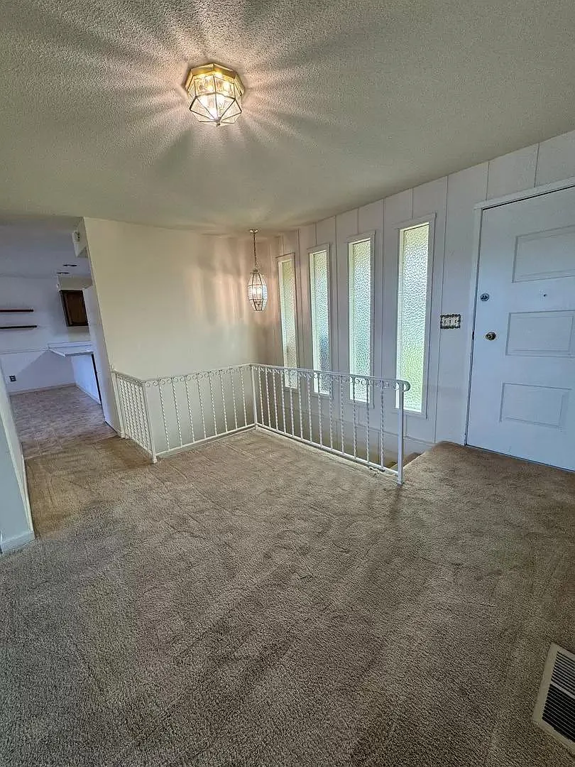 5 bed, 2458 sqft, $2,700 — Photo 3