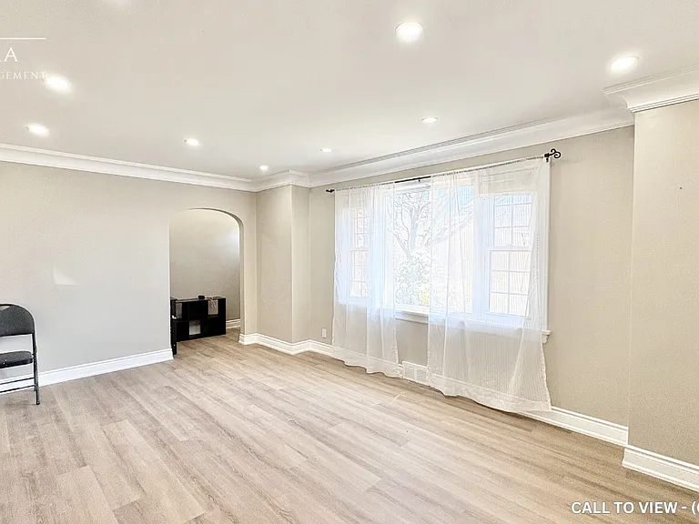1052 King St E — Photo 3