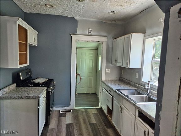 5th image of 747 W River Rd N