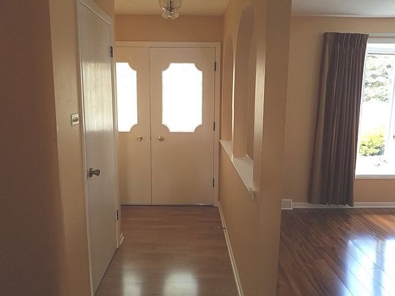 5th image of 16441 Surrey Dr