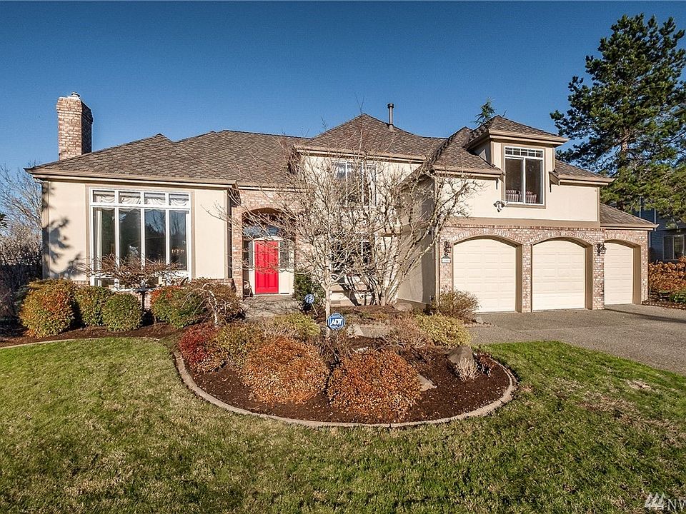 Love this large, beautiful Lake Winterwood home! 