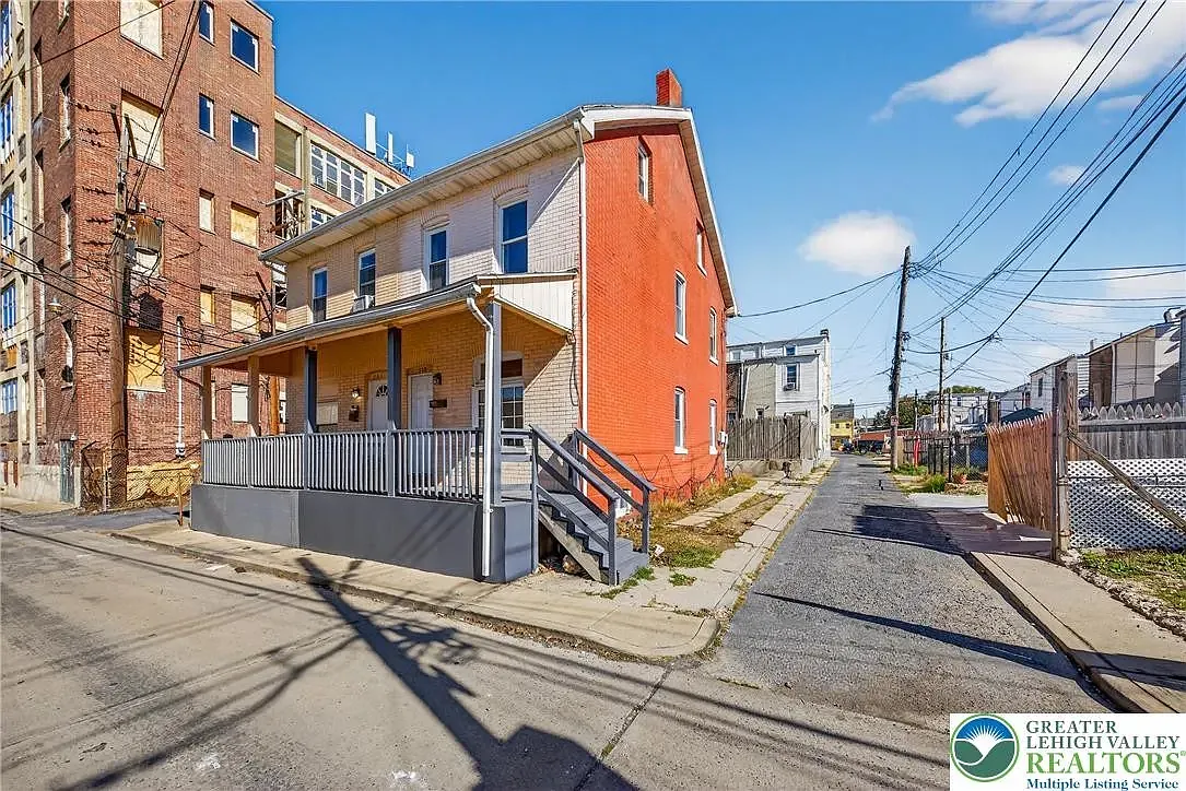 Building Photo - 739 N Hazel St