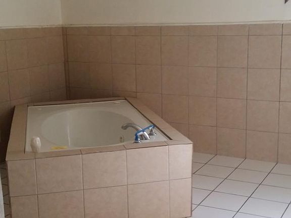 Full Bath1 - Jetted Tub