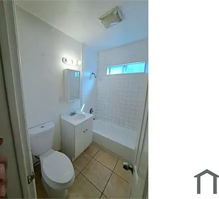 736 1/2 W Century Blvd — Photo 3