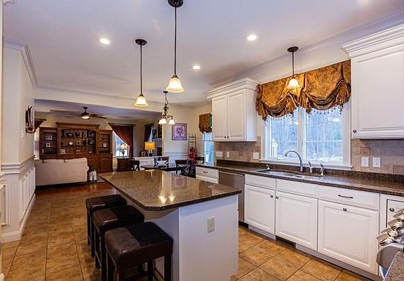 5th image of 215 Harvest Ln