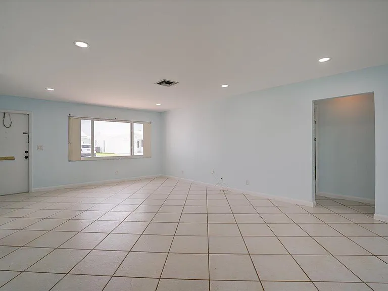 2086 SW 12th Ave — Photo 8