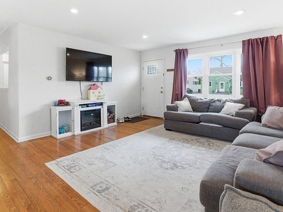 5th image of 1110 Elm Ter