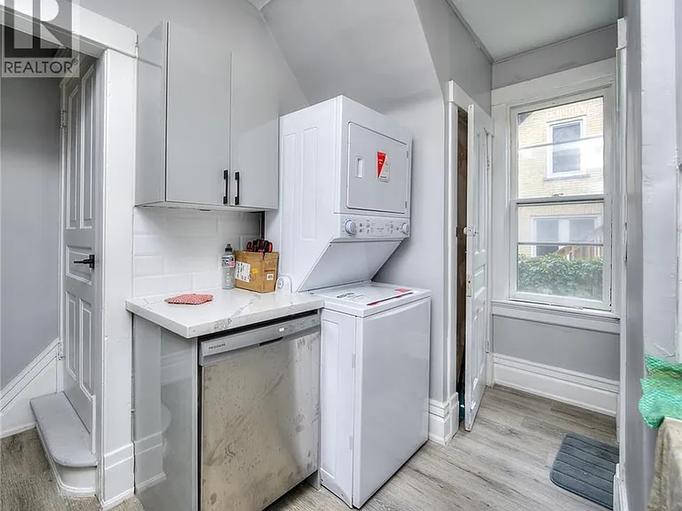 19 Clarence Pl #2 — Photo 6