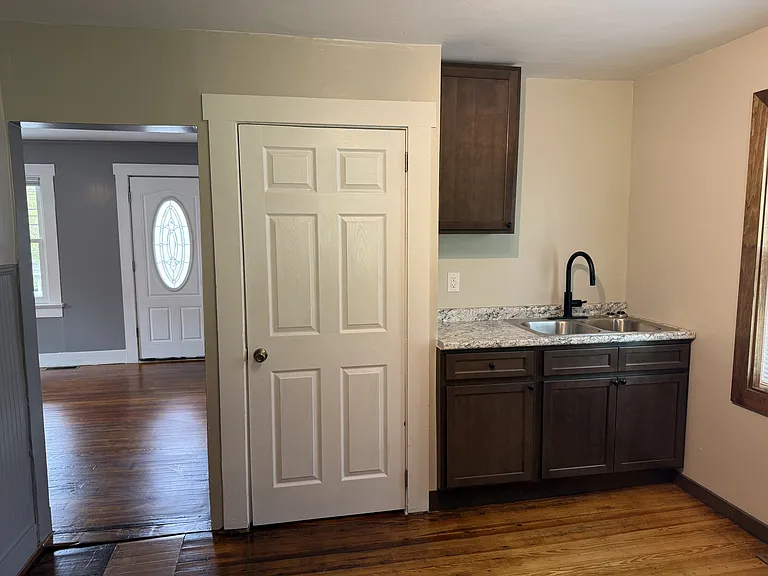 926 W Water St — Photo 3