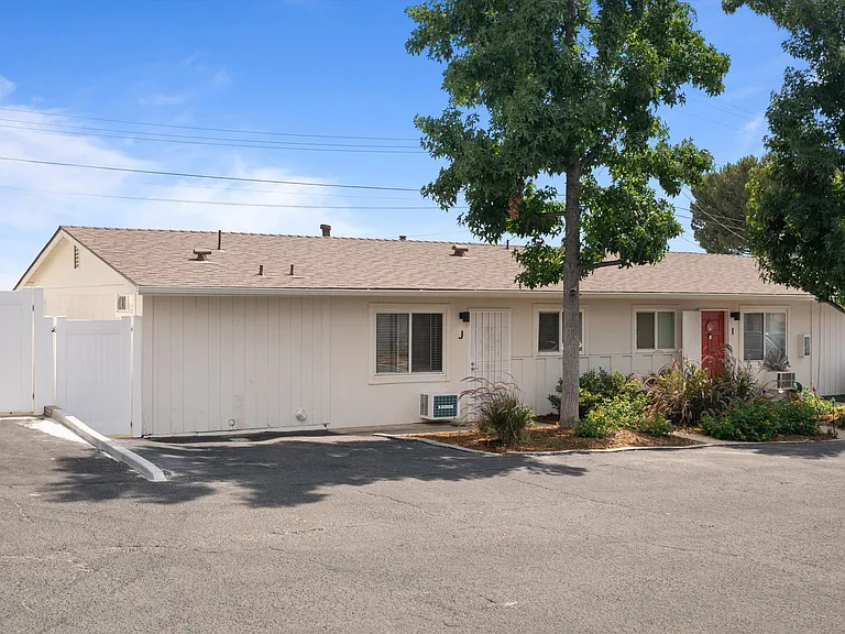 Vista Palms Apartment Homes- Yucaipa, CA — Photo 9