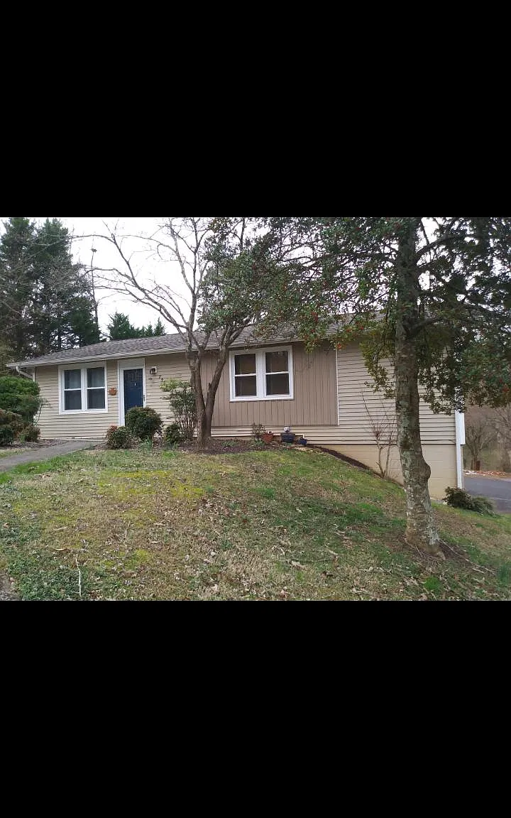3 bed, 1100 sqft, $1,900 — Photo 1