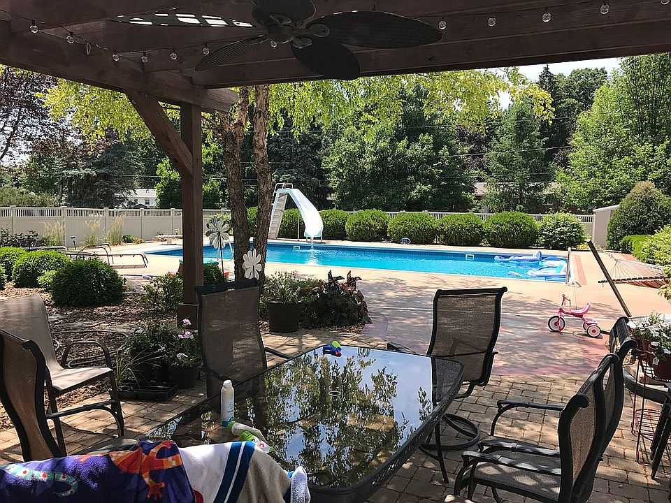 1st image of 135 Barrington Dr