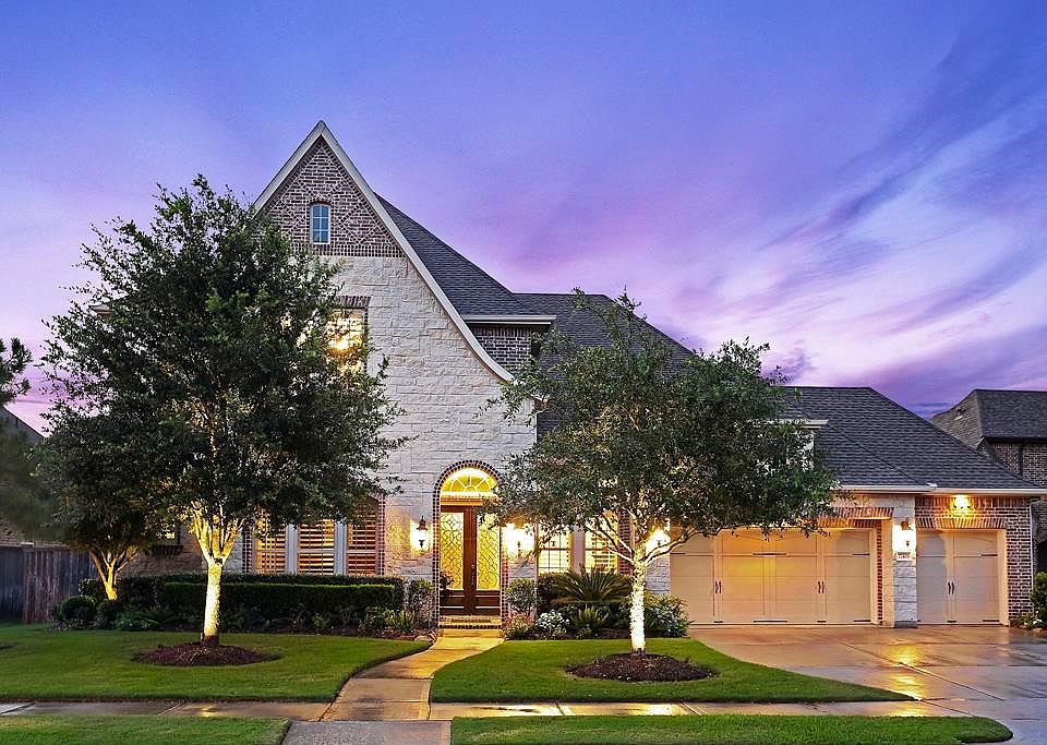 Stunning 5 bedroom and 4 1/2 bath Custom David Weekley home.Located on Cul-de-sac street with walking trails .