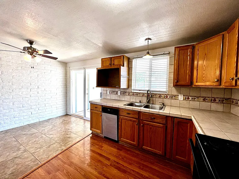 8024 E Victoria Dr — Photo 10