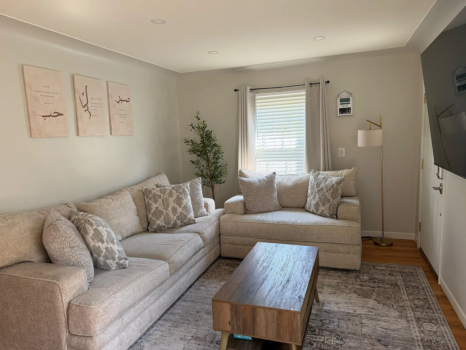 2 bed, 1000 sqft, $1,670 — Photo 2