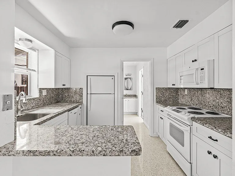 211 Sunrise Ave #5 — Photo 7