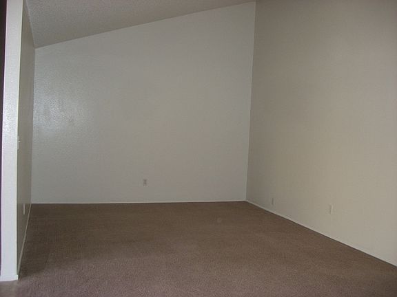 5th image of 22487 De Soto St