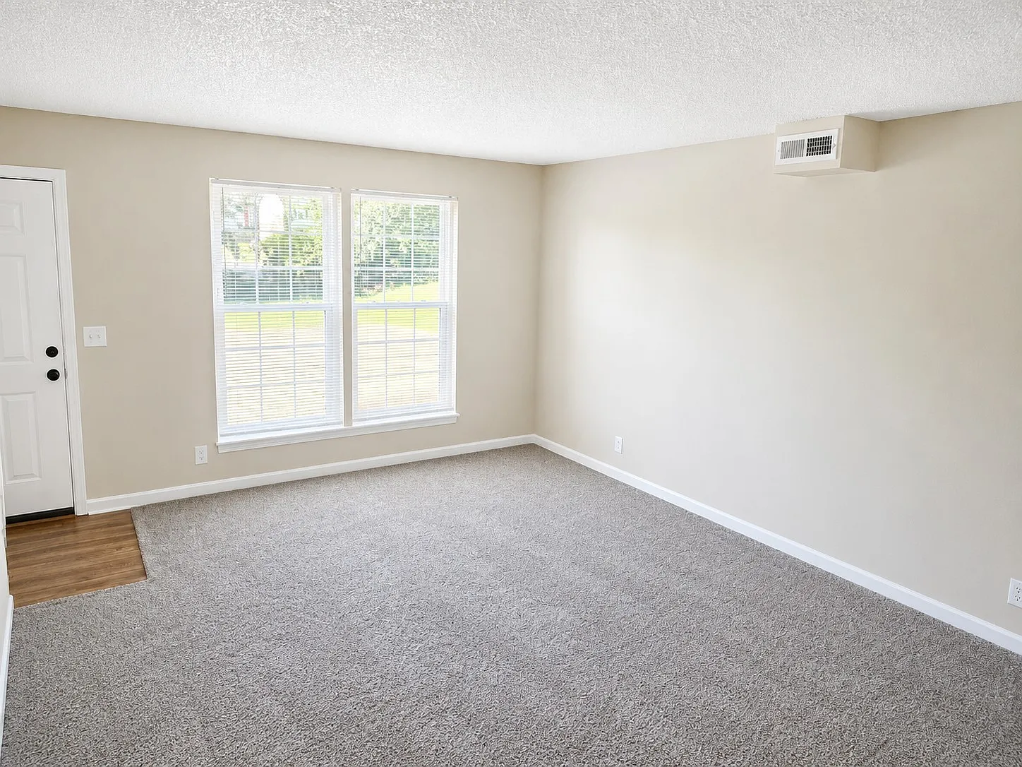 2 bed, 970 sqft, $1,400 — Photo 2