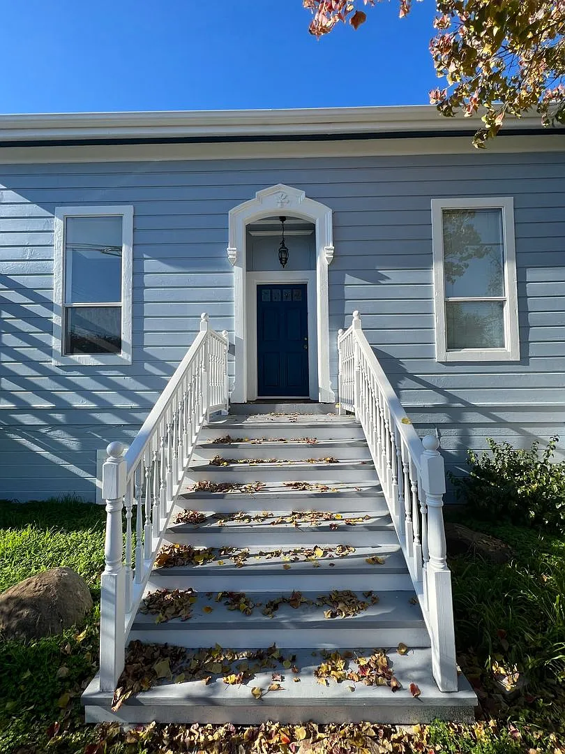 495 E G St photo 1