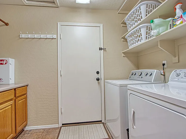 2144 W Olive Way — Photo 22