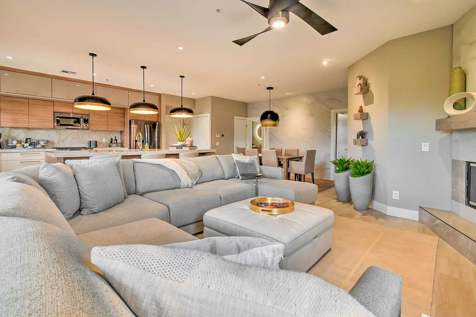 2 bed, 2.0 bath, 1302 sqft, $5,547 — Photo 4