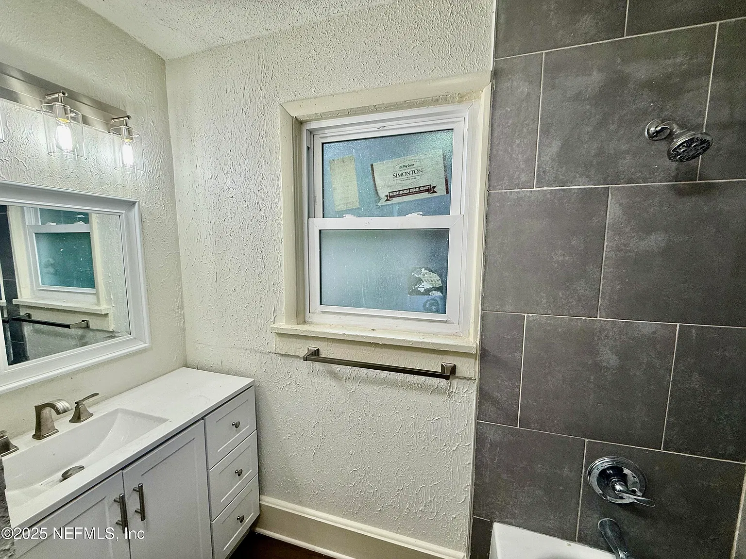 3 bed, 2.0 bath, 1235 sqft, $1,375 — Photo 2
