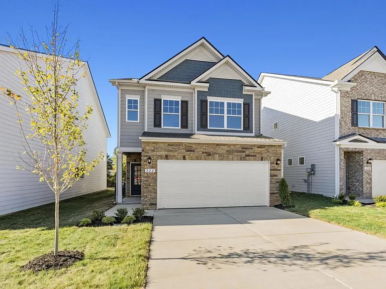222 Emmett Dr — Photo 2
