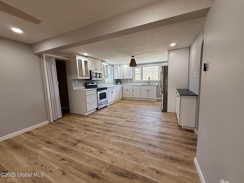 4th image of 305 W Fulton Street