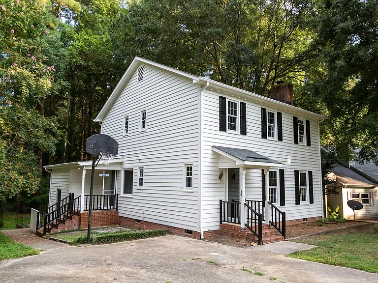 303 Fairfield Ln — Photo 2