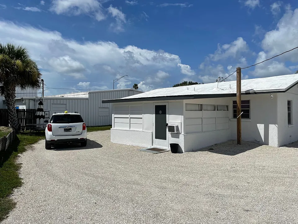 1746 S Tamiami Trl