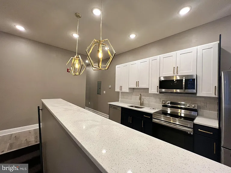 1429 W Diamond St #1R — Photo 4