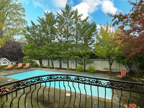 7 Hollywood Avenue, Douglaston, NY 11363