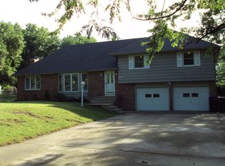 6034 NW North Hills Dr, Topeka, KS 66617