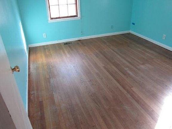 3rd image of 1035 Rock Springs St
