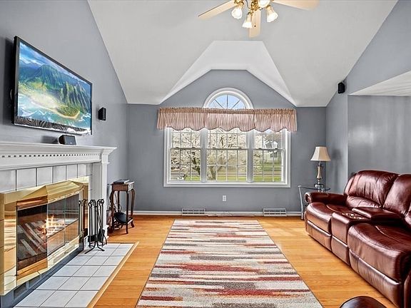 5th image of 615 Auburn St