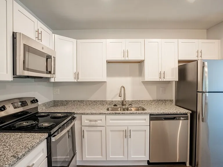 Colonial Village Apartments — Photo 6