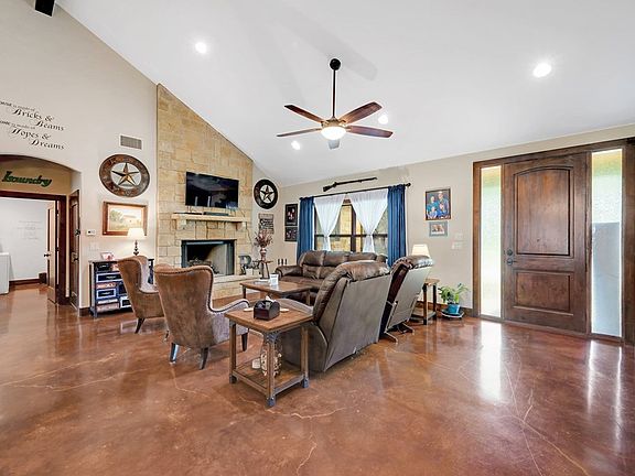 5th image of 106 Leaning Oak Cir