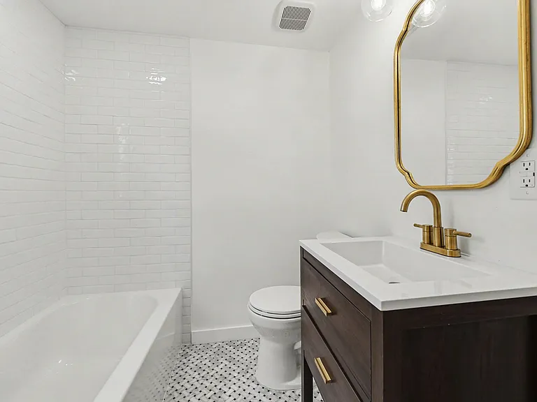Bathroom with shower/tub combo