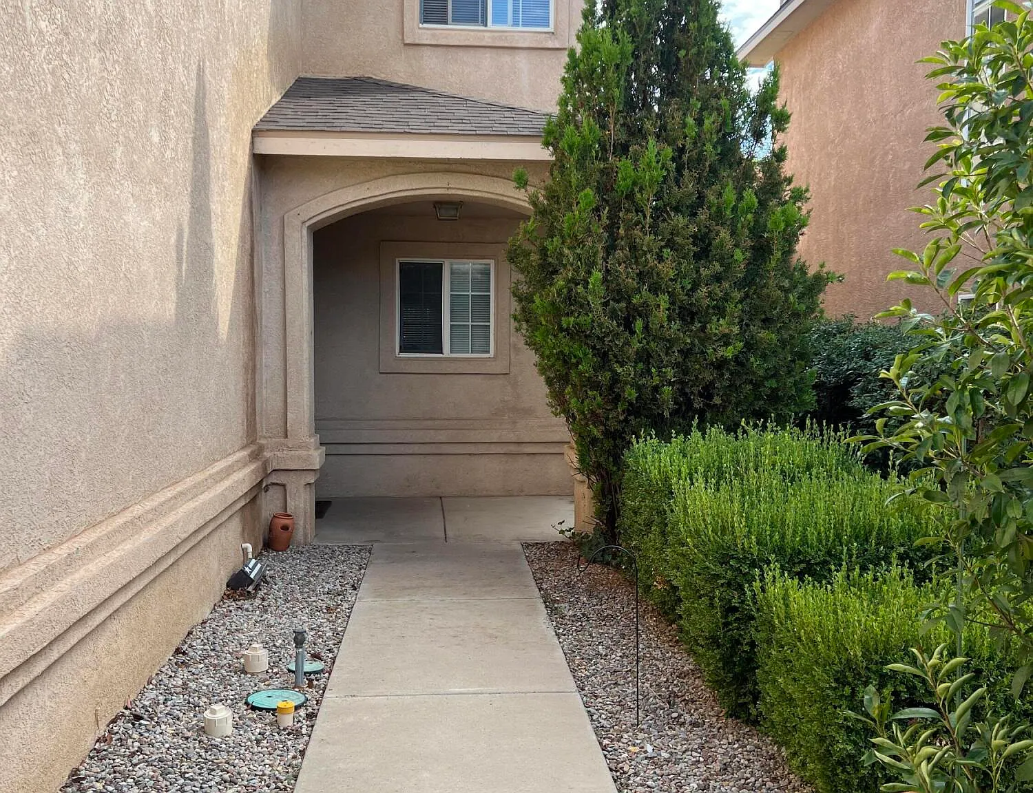 4 bed, 2.5 bath, 2045 sqft, $2,500 — Photo 2