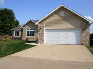 808 Clairmont Cir, Sergeant Bluff, IA 51054