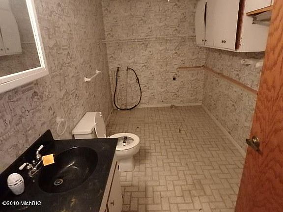 3rd image of 6637 Lake Ln