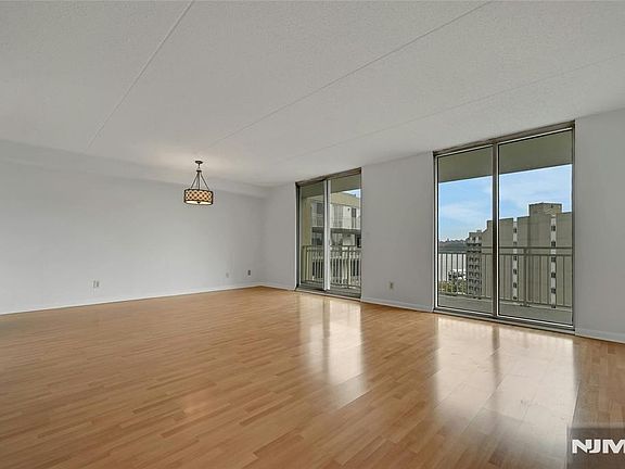 5th image of 1077 River Road #1009