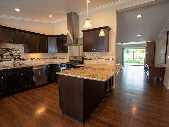 5th image of 808 Bury Cir