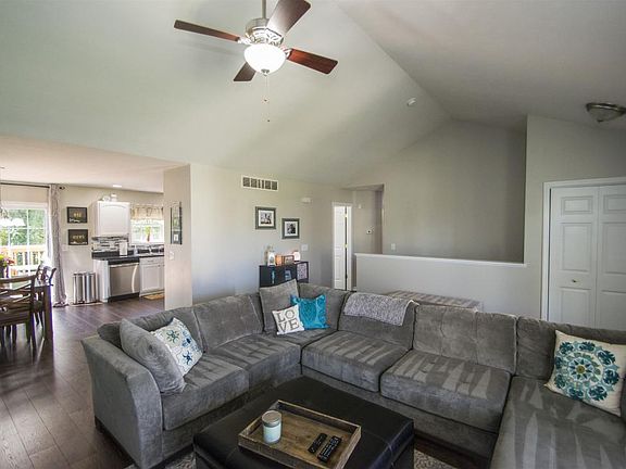 4th image of 4532 Acacia Pl