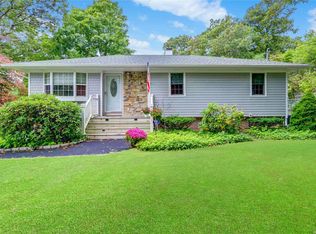 42 Ridge Rd, Shirley, NY 11967