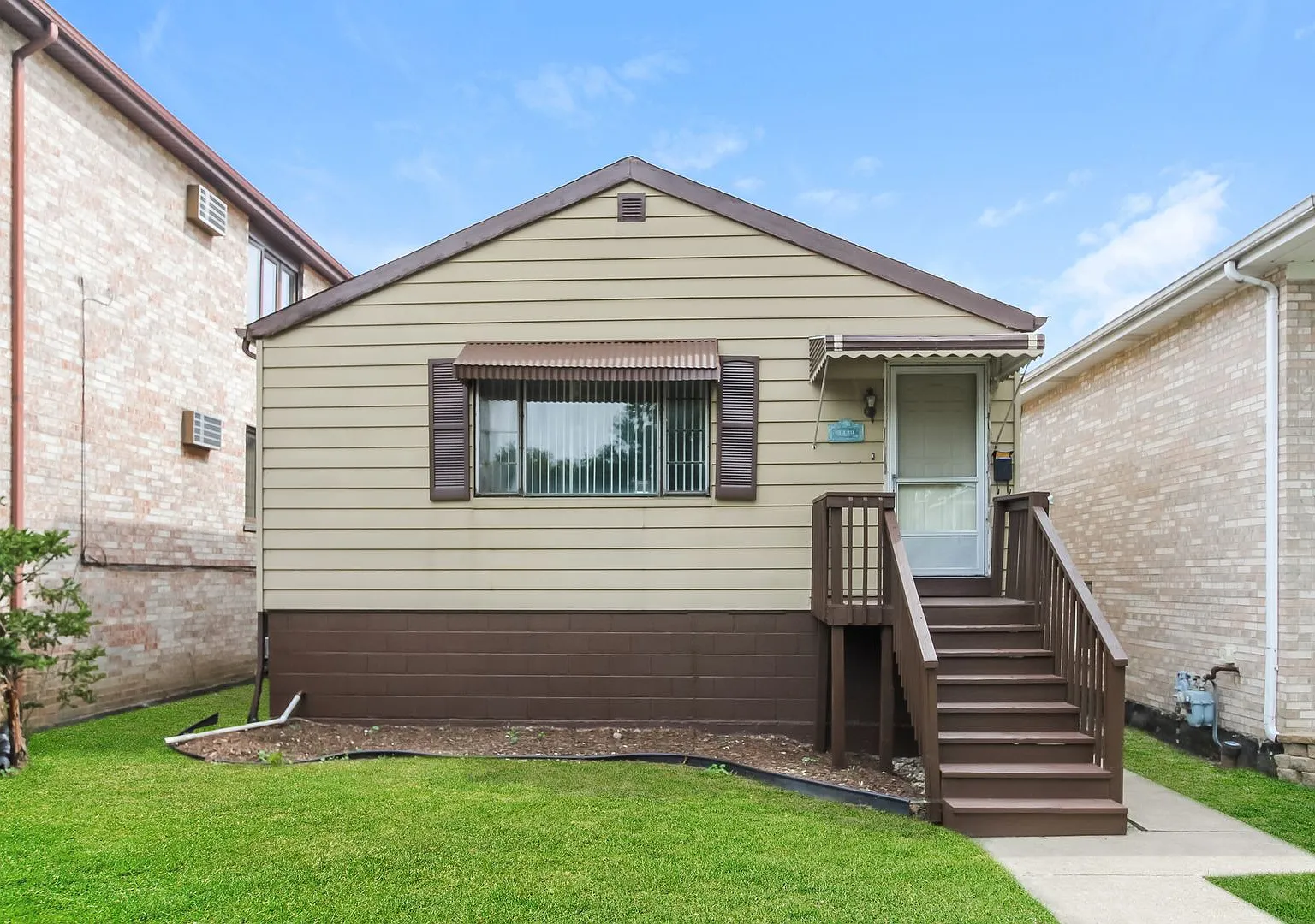 Spacious 3 Bedroom 2 Bath Harwood Heights Home for Lease — Photo 2