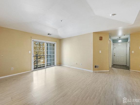 5th image of 1036 Waterford Dr