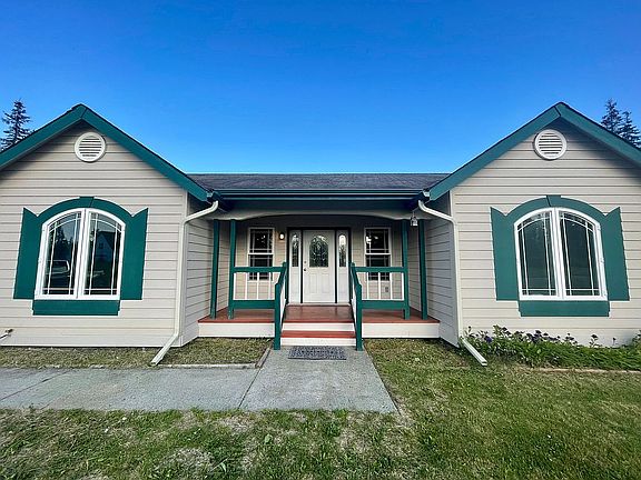 Covered front porch / deck