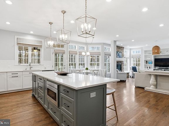 3rd image of 718 Turtle Pond Ln