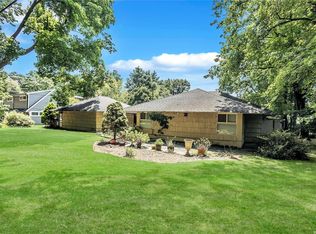 69 Carriage Ln, Roslyn Heights, NY